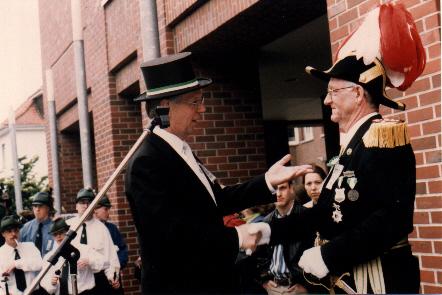 1996_Eßl-25 J Grat.jpg - 25 Jahre Offizier: Oberst Anton Eßling.